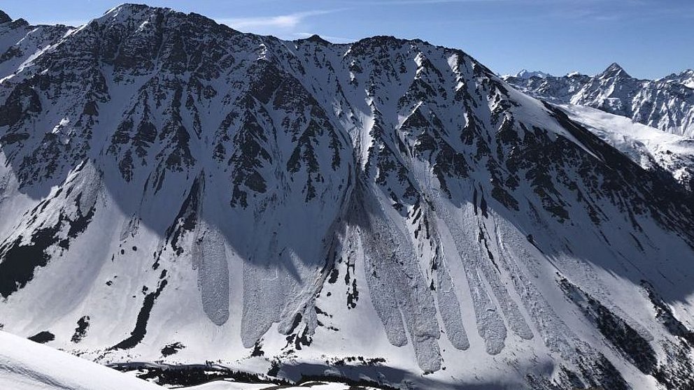 D’abord un temps très doux et des avalanches de neige mouillée, puis des conditions avalancheuses généralement bonnes