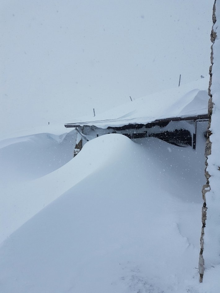 Auch im Jura war es um den La Dôle (1677 m, Chéserex, VD) wieder tief winterlich, wie diese Aufnahme am Dienstag, 07.03. zeigte. Mit Hilfe des einsetzenden Westwindes stieg der Triebschnee sogar knapp bis unter so manches Dach (Foto: J.-P. Wagnières).