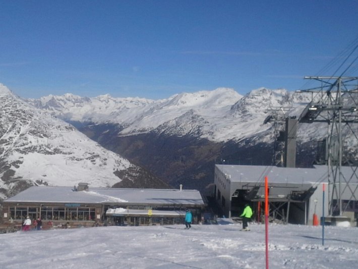 Nach Ende der Schneefälle lag die Schneegrenze im Saastal an Westenhängen bei 2250 m (Foto: P. Schneiter, 27.11.2016).