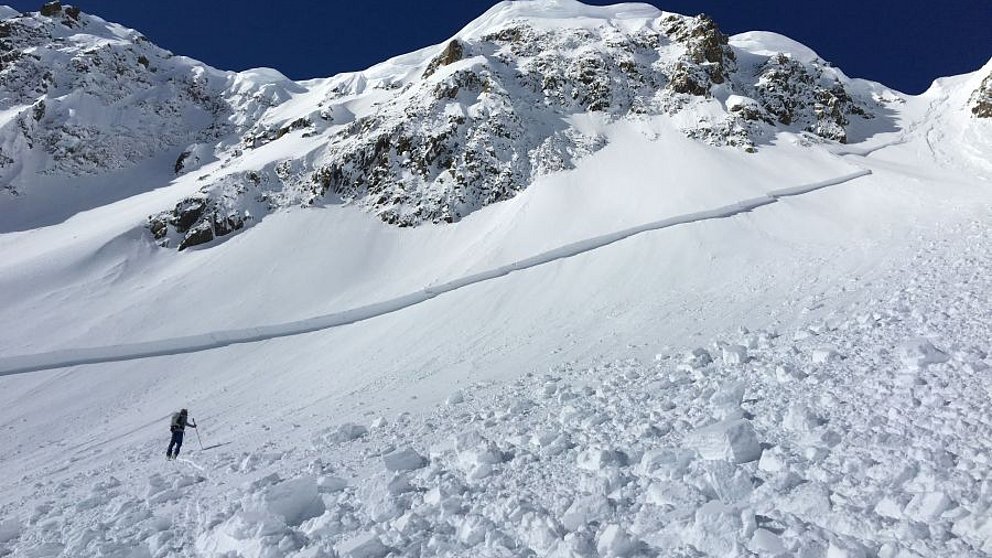 Mit Neuschnee und Sturm zeitweise kritische Lawinensituation