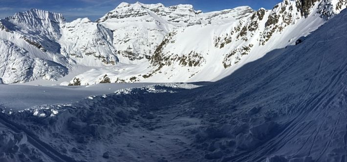 Dépot d'un avalanche de plaque en neige au col du Bel Oiseau (pente orienté WNW à 2560m, Salvan, VS), en arrière-plan de gauche à droite: Pointe de la Fenive (2838 m), Piz de Tenneverge (2951 m) et Mur des Rosses (2931 m; photo: J.-L. Lugon, 11.02.2017).