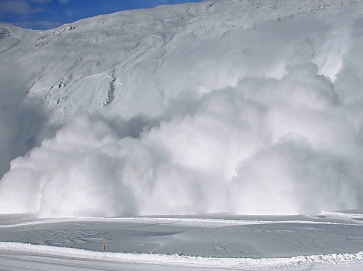 Abb. 1: Zur Sicherung der Infrastruktur künstlich ausgelöste Lawine auf der Belalp (VS) (Foto/Film: P. Schwitter).