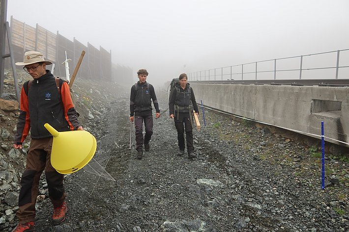 Walking down from the Parsenn Funicular summit station in poor visibility… (Photo: Jochen Bettzieche/SLF)