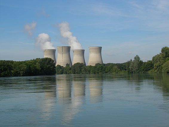 Kühltürme für französische Atomkraftwerke an der Rhone: Wird der Fluss zu warm, muss der Betreiber die Leistung drosseln. (Foto: Andri Bryner / EAWAG)