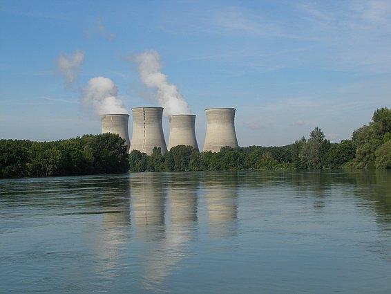 Cooling towers for French nuclear power plants on the Rhone: If the river gets too warm, the operator has to reduce the output. (Photo: Andri Bryner / EAWAG)