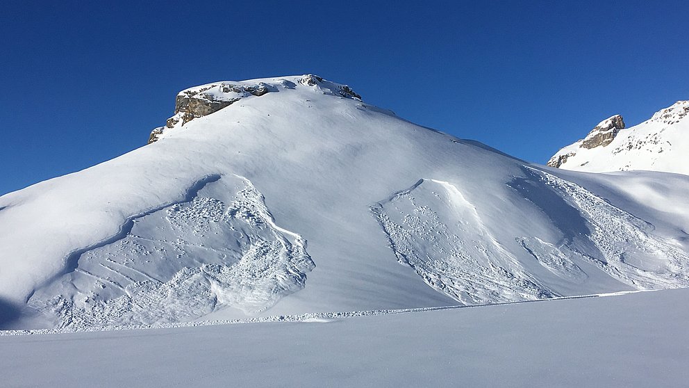 Problème dangereux lié à la neige ancienne sur les pentes de haute altitude exposées au nord