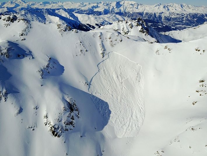 Hier im Gebiet um das Aroser Rothorn (2980 m) hatten Wintersportler Glück. Die Schneebrettlawine (2800 m, Exposition: Nordost, Arosa, GR) löste sich unter ihnen (Foto: A. McCarthy, 21.01.2017).