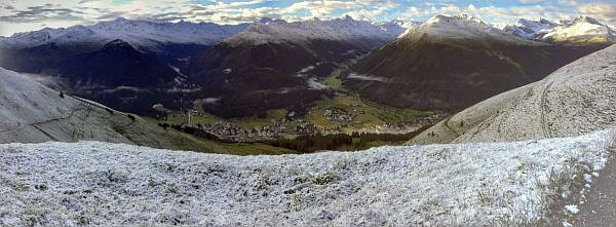 Abb. 6: Blick vom Versuchsfeld Weissfluhjoch (2540 m, Davos, GR) nach Davos ins Flüela-, Dischma- und Sertigtal (von links nach rechts). Die Neuschneemenge auf dem Messfeld betrug am Freitagmorgen, 30.06. 11 cm. Die Schneegrenze lag im Bereich der Waldgrenze und somit bei rund 2200 m (Foto: SLF/F. Techel).