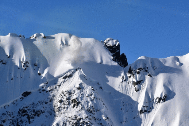 Abb. 9: Wunderschöne Bildserie einer Lawinensprengung an der Pointe du Djoua (2276 m, Trient, VS). Nach dem Abgang einer grossen Lawine am Mittwoch, 08.03. wurde das Gebiet im Vorfeld einer Begehung gesichert (Fotos: J.- L. Lugon, 11.03.2017).