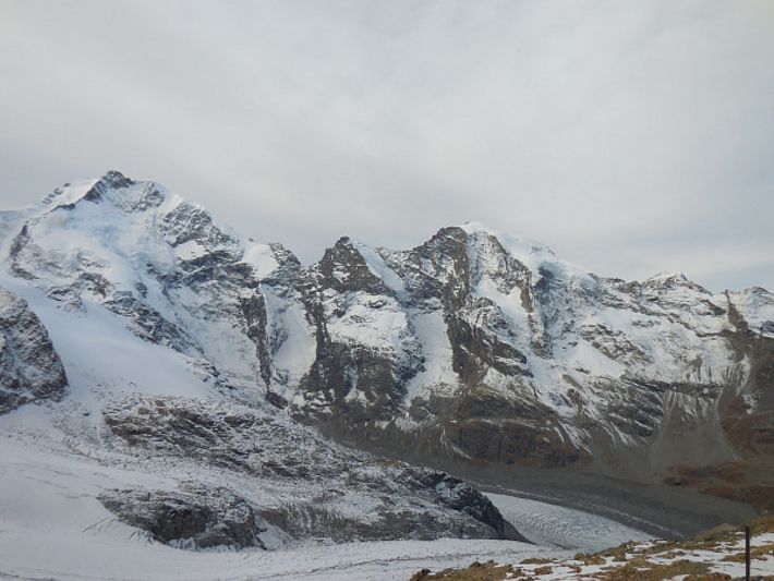 Berninagebiet Anfang November: an glatten Nordhängen oder auf Gletschern lag oberhalb von rund 2800 m eine dünne, an der Oberfläche kantig aufgebaute Schneedecke (Foto: SLF/L. Dürr, 02.11.2016).