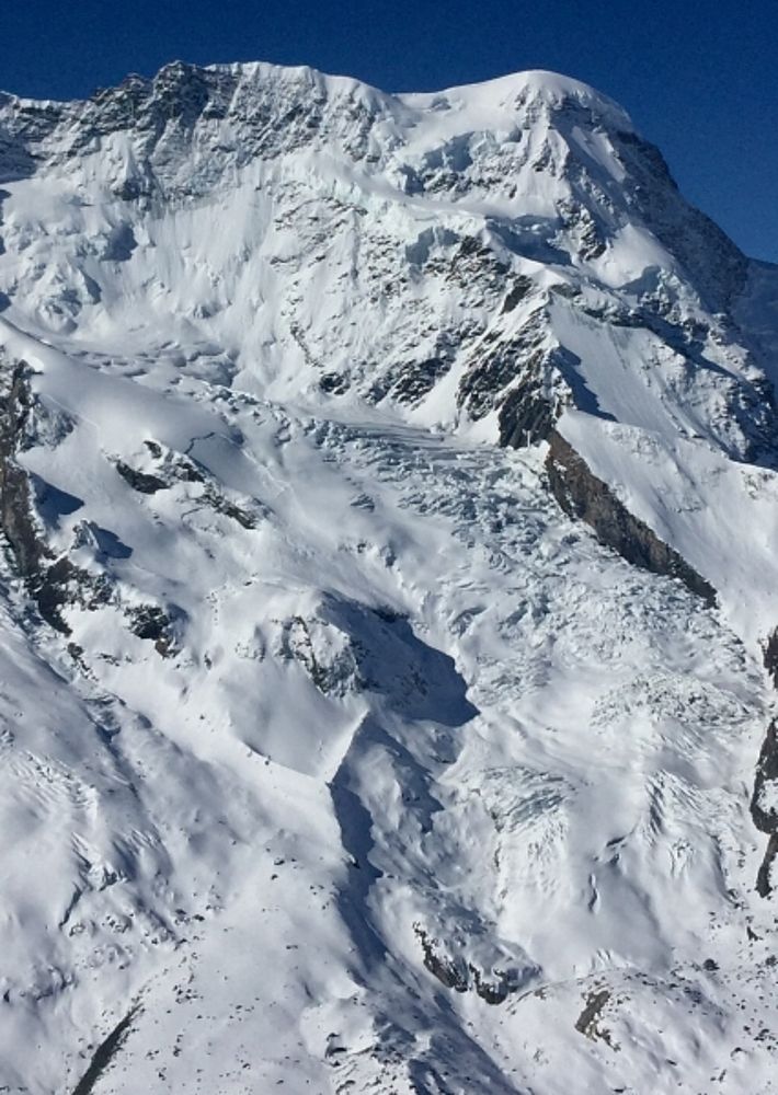 Wer findet die Schneebrettlawinen? Die imposante Nordseite des 4164 m hohen Breithorns, Zermatt, VS (Foto: H. Lauber, 06.05.2017).