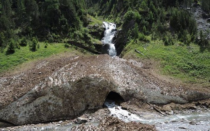 Eine Lawinenablagerung in der Zügenschlucht (Davos, GR) zeugte noch von der Lawinenaktivität im vergangenen Winter (Foto: SLF/M. Phillips, 10.06.2017).