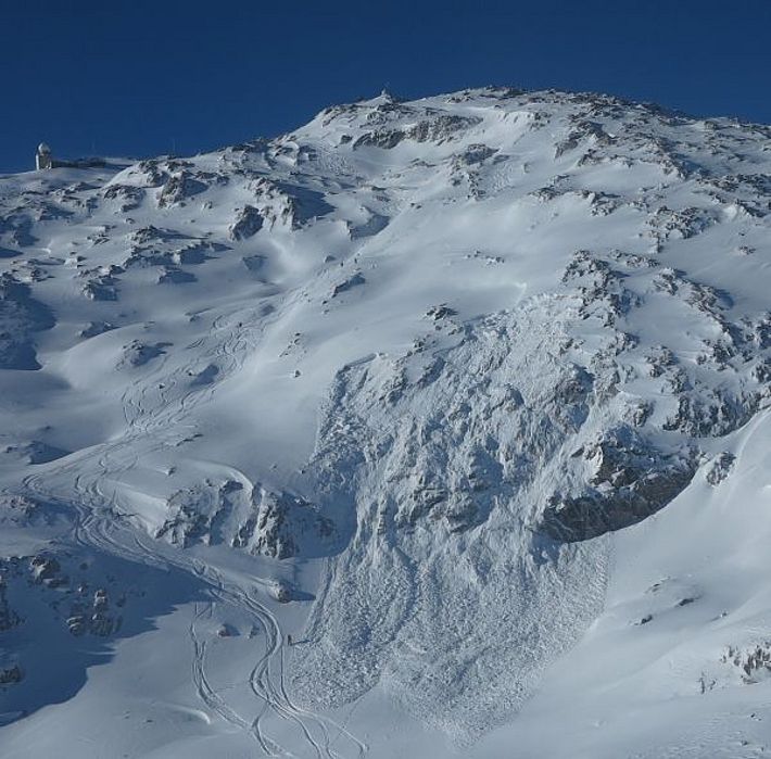 Abb. 1: Diese Schneebrettlawine an einem Osthang auf 2640 m unterhalb vom Weissfluhgipfel (Davos, GR) wurde von Schneesportlern fernausgelöst. Die Dimensionen entsprechen mit 40 m Breite, 120 m Länge und einer Anrisshöhe zwischen 20 und 100 cm der typischen Skifahrerlawine. Die Lawine war im schwachen Altschnee gebrochen (Foto: SLF/E. Hafner, 06.01.2017).