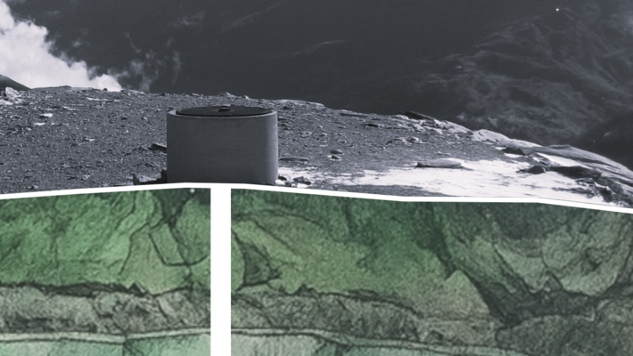 Vue panoramique en noir et blanc d'un paysage montagneux avec des sommets couverts de nuages à l'arrière-plan. Au premier plan, une coupe géologique montre un forage vertical traversant différentes couches de roche représentées en nuances de vert.