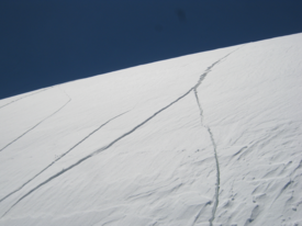 Segnali di pericolo come crepe nel manto nevoso, ma anche rumori di “whum” e distacchi a distanza hanno caratterizzato i mesi di gennaio e febbraio 2017. Foto: M. Cambrini, 08.01.2017, Muttental, UR 