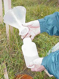 Die volle Flasche wird vom Trichter losgeschraubt, verschlossen und gegen eine neue Flasche ausgetauscht. Kein Umgiessen, Fangflasche ist gleichzeitig Transportbehälter!