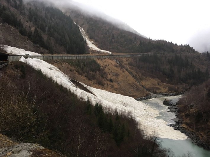 Diese Lawine im Val Mundin (Valsot, GR) zwischen Martina und Vinadi reichte bis in den Inn hinab (Foto: P. Caviezel, 09.03.2017).