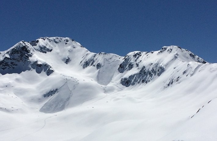 ...circa 1.5 Stunden später löste eine Person in der Abfahrt die zweite Schneebrettlawine aus ... (Foto: R. Meister, 21.04.2017).