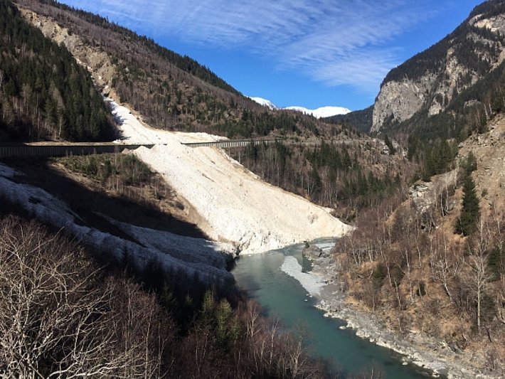 Gleich neben der Lawine die schon letzte Woche in der Bildgalerie war, ging eine weitere gesprengte Lawine über die Lawinengalerie bis in den Inn (Valsot, GR; Foto: P. Caviezel, 10.03.2017).