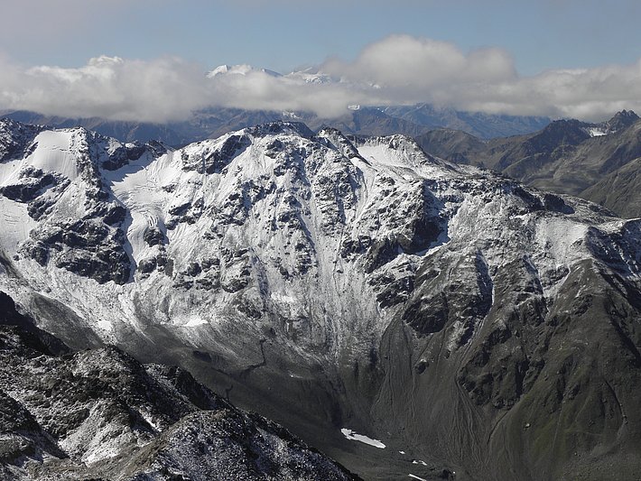 Schon etwas herbstliche Stimmung zauberte der Schneefall von Mitte August bis in den Bereich der Waldgrenze. Am Sonntagmorgen, 13.08. lag nordseitig noch ein "Zückerli" bis auf rund 2500 m hinunter. Blick vom Flüela Schwarzhorn Richtung Süden zum Scalettahorn (3068 m, Davos, GR) (Foto: SLF/Th. Stucki).