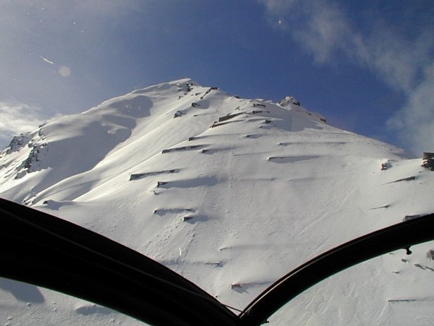 Abb. 27: Lawinenverbauungen bei Landarenca im Val Calanca/GR am 28.2.. Die Verbauungen, betrachtet aus dem Helikopter, waren randvoll. Grössere Abgänge oder Schäden wurden auch im weiteren Winterverlauf nicht gemeldet. Die Schneedecke war an benachbarten Sonnenhängen derselben Höhenlage auf dem Boden langsam geglitten und teilweise auch abgerutscht. Die Gleitschneerisse waren noch lange sichtbar (Foto: Sven Fehler).