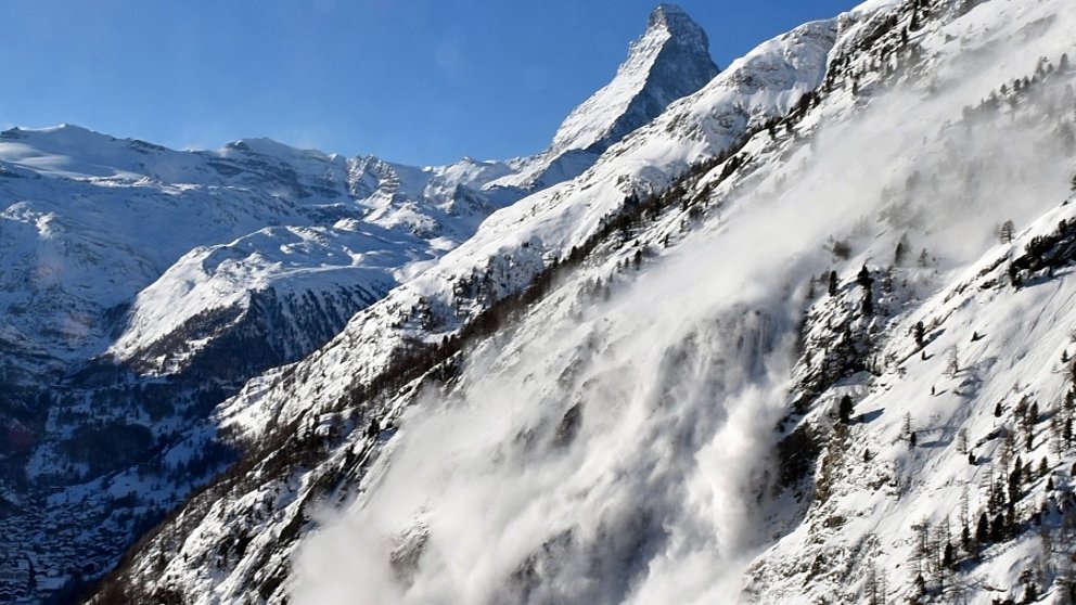 Deux épisodes de fortes chutes de neige avec à chaque fois un fort danger d’avalanche dans certaines régions