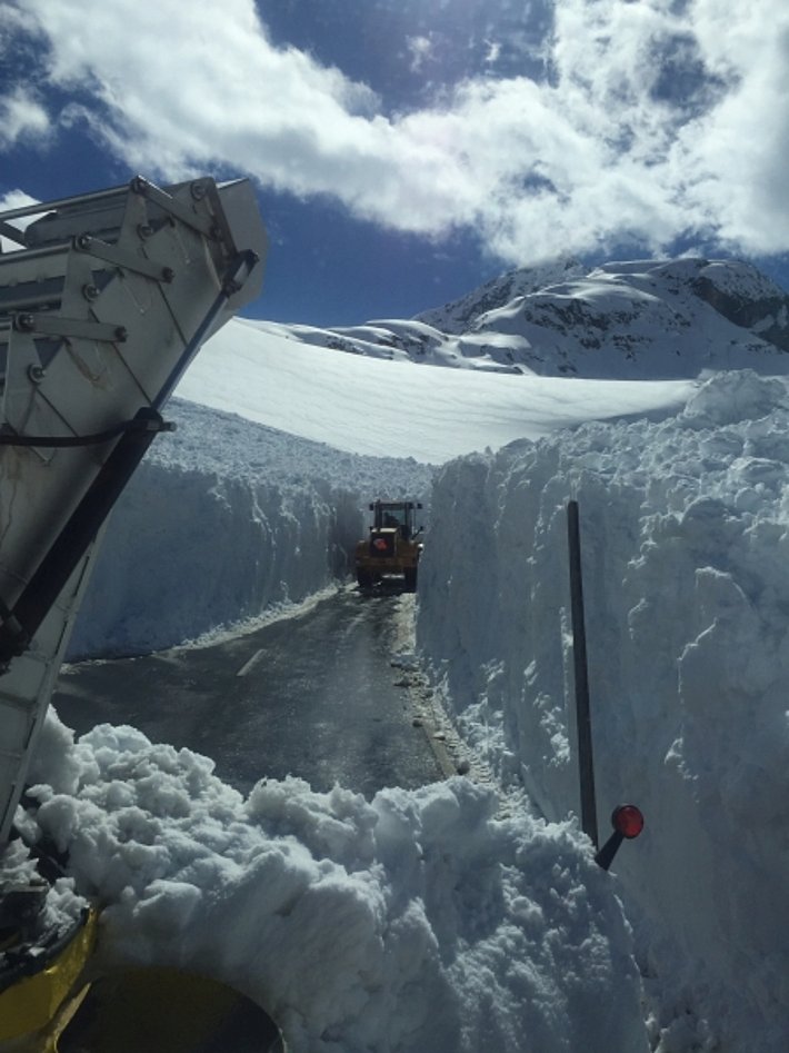 ... dass die Räumequipen danach einiges zu tun hatten. Am Abend konnte der Pass wieder für den Verkehr frei gegeben werden (Fotos: J. Rocco, 09.05.2017).