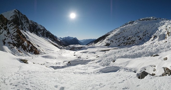 Blick ins Val Camadra (Blenio, TI) mit einer alten Lawinenablagerung rechts im Bild (Foto: T. Schneidt, 31.12.16).