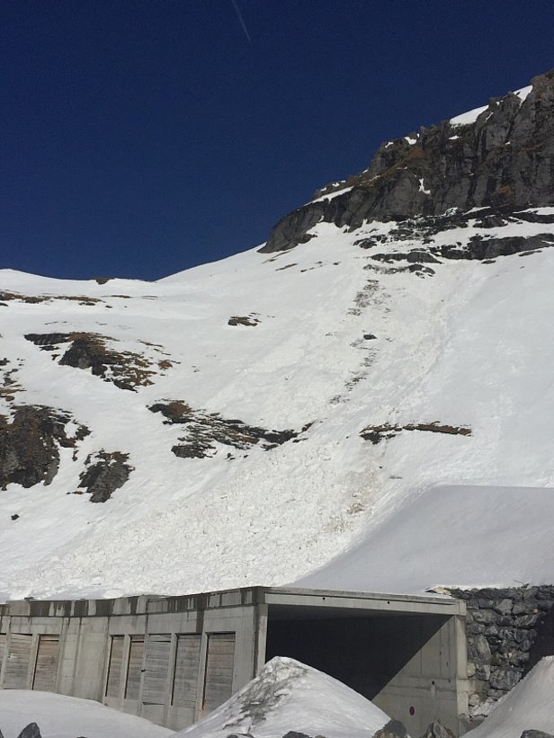 Abb. 10: Kleine spontane Nassschneelawine, abgegangen am Dienstag, 21.02. an einem Südhang auf rund 2000 m beim Ochsenstäfeli (Glarus Süd)(Foto: R. Stüssi, 22.02.2017).