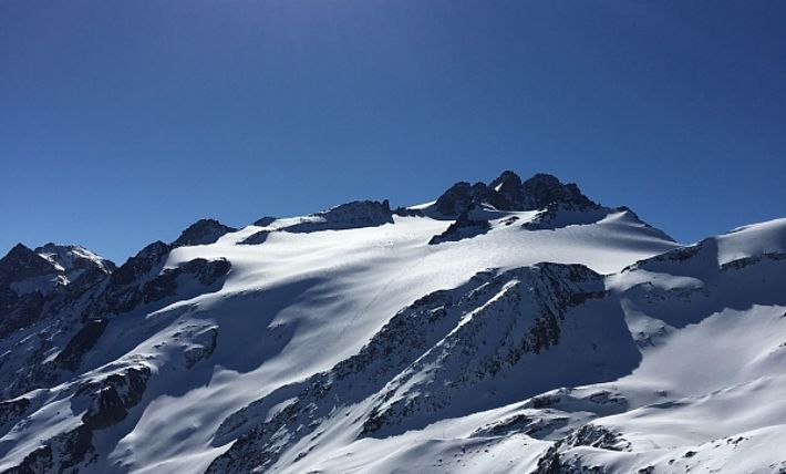 Abb. 1: Perfekte Frühjahrsverhältnisse auch im Trientgebiet mit Blick zu den Aiguilles du Tour (3540 m, Trient, VS). Auf dem nordexponierten Glacier des Grands war der Schnee oberhalb von rund 2600 m noch pulvrig. Sonst waren die Schneeoberflächen morgens tragfähig gefroren und weichten im Tagesverlauf auf (Foto: J.-L. Lugon, 08.04.2017).