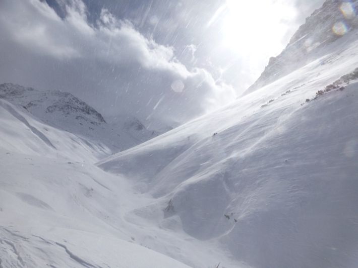 Auch im Chüalptal (Davos, GR) wütete der Föhnsturm, sodass viel Schnee verfrachtet wurde und sich damit teils grosse Triebschneeansammlungen bildeten (Foto: SLF/G. Darms, 04.03.2017).