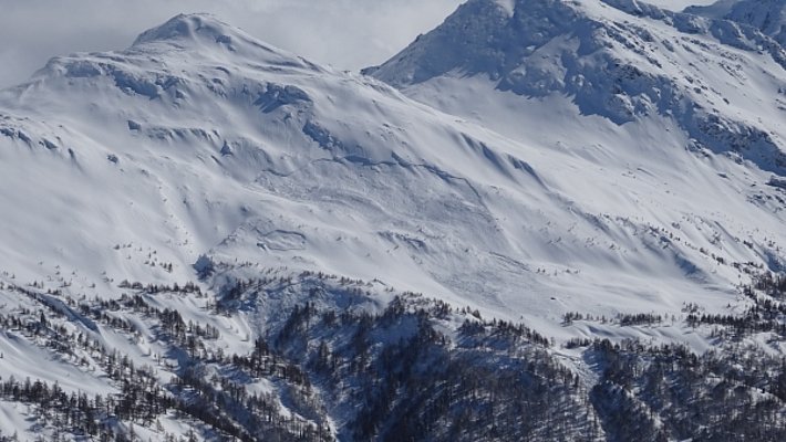 Ein Blick ins Nanztal (Visperterminen, VS) bezeugte die teils hohe Aktivität von spontanen Lawinen in diesem Westhang. Bei genauerem Hinsehen sind vier Lawinen zu erkennen (Foto: G. Heinzmann, 05.03.2017).