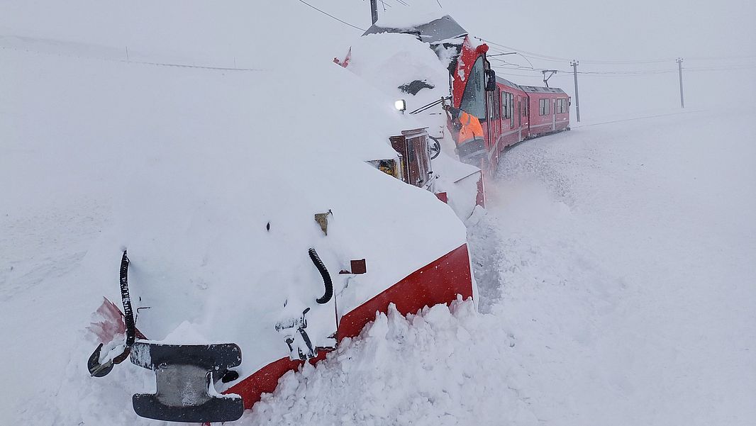 Der Morgenzug der Berninabahn kämpft sich am 29. März mit vorgespanntem Spurpflug durch den Triebschnee über den Berninapass. (Foto: Ernst Demonti)