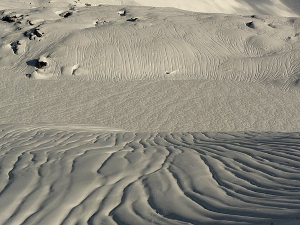 Photo 22: De la pluie en plein hiver avec une surface neigeuse caractérisée jusqu’à plus de 2500 m par des sillons formés par des écoulements d’eau (photo: Segnasboden, Flims (GR), M. Ulmer 01.02.2016).