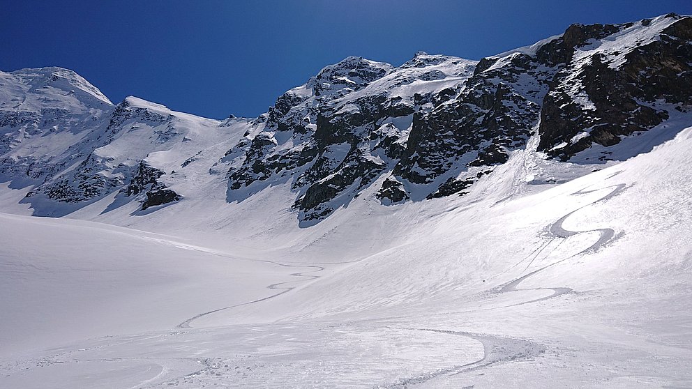 Situation typique de printemps, avalanches de neige mouillée y compris sur les pentes exposées au nord