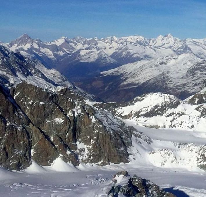 Ein Blick vom Fluchthorn (3794 m, Saas-Almagell, VS) ins Wallis zeigte die hohe Schneegrenze (Foto: G. Void, 22.12.2016).