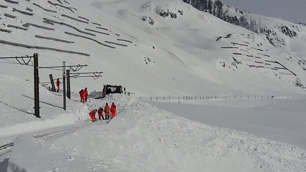 Abb. 15: Räumungsarbeiten an der Bahnlinie der Matterhorn Gotthardbahn am Mittwoch, 08.03. Die Lawine war am Schijen angerissen und erreichte das Bahntrasse. Die später mittels Sprengung künstlich ausgelöste Lawine verschüttete die Bahnlinie später, hier im Bild im Hintergrund (Foto: N. Levy).