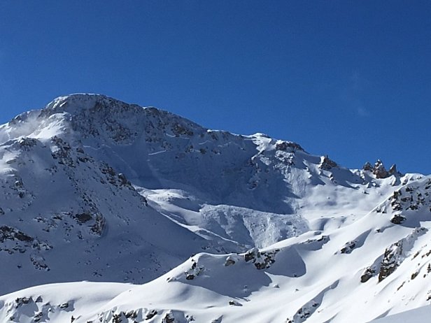 Abb. 8: Diese Lawine wurde am Sonntag, 05.03. im Nordhang am Roc d’Orzival (2853 m, Val d’Anniviers, VS) durch Sprengung künstlich ausgelöst. Sie riss in bodennahe Schichten und erreichte eine beachtlich Grösse (Foto: B. Gallera). 