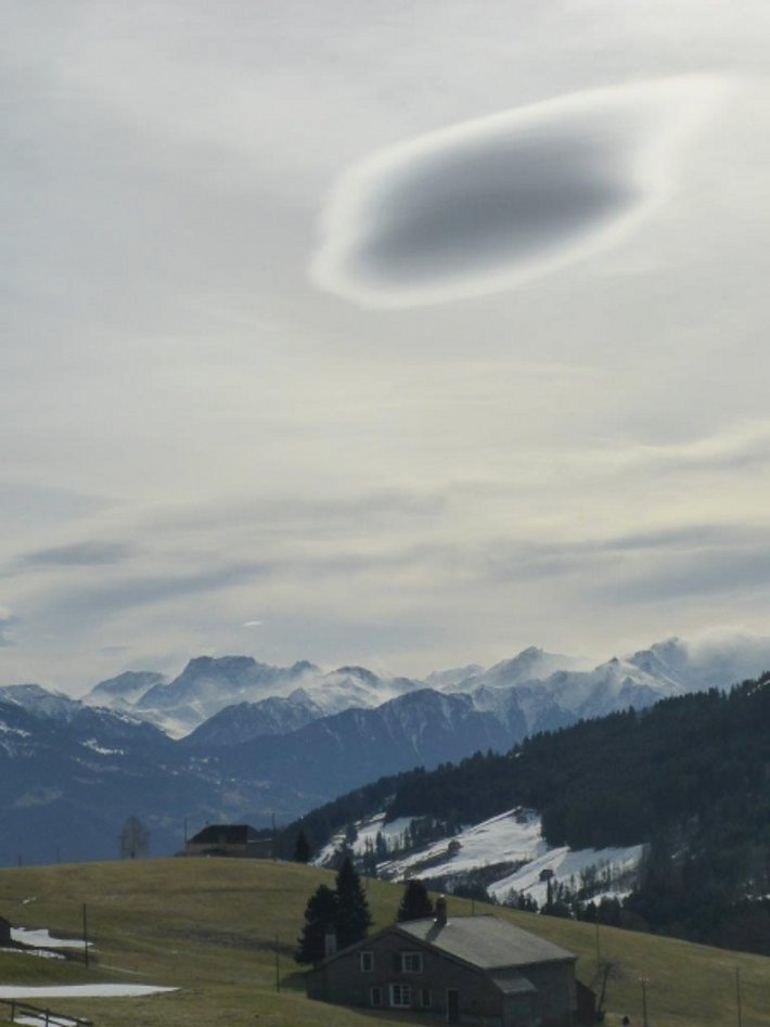 Eine Aufnahme vom Freitag, 03.03. zeigte den starken Föhnsturm in den Bergen des Rätikons und die starken Schneeverfrachtungen. Die markante Wolkenform "Lenticularis", in der oberen Bildhälfte, ist typisch für diese Wetterlage (Blick von Wildhaus nach Südosten; Wildhaus-Alt St. Johann, SG; Foto: P. Diener).