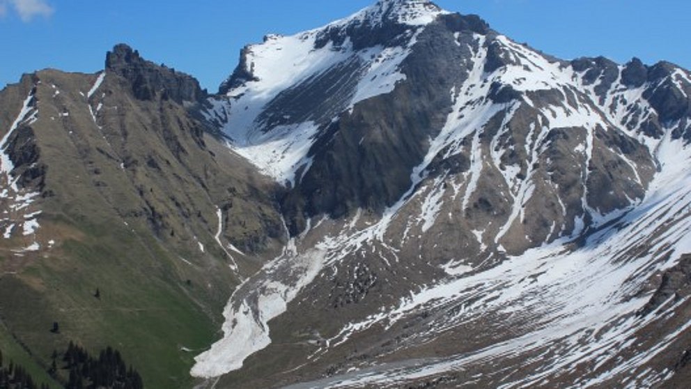 En altitude, avalanches de neige mouillée sur les pentes exposées au nord et fonte rapide de la neige