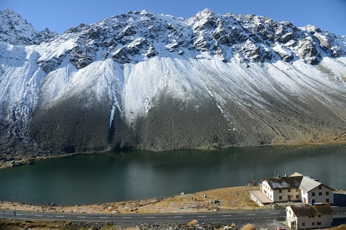 Flüelapass Hospiz (2383 m, GR) mit Schottensee und den Nordhängen des Chlein Schwarzhorns (2968 m). Bis 2400 m liegt wenig Schnee (Foto: SLF/M. Phillips, 23.10.2016).