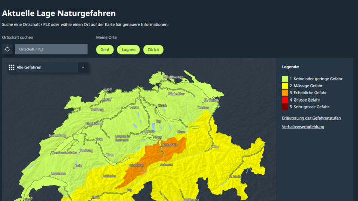 Karte der Schweiz mit farblich markierten Gefahrenstufen für Naturgefahren: überwiegend gelb, einige orangefarbene Bereiche, grüne Zonen im Norden.