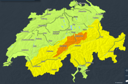 Mappa della Svizzera con i livelli di pericolo naturali contrassegnati da colori diversi: prevalentemente giallo, alcune aree arancioni, zone verdi a nord.