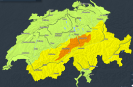 Karte der Schweiz mit farblich markierten Gefahrenstufen für Naturgefahren: überwiegend gelb, einige orangefarbene Bereiche, grüne Zonen im Norden.