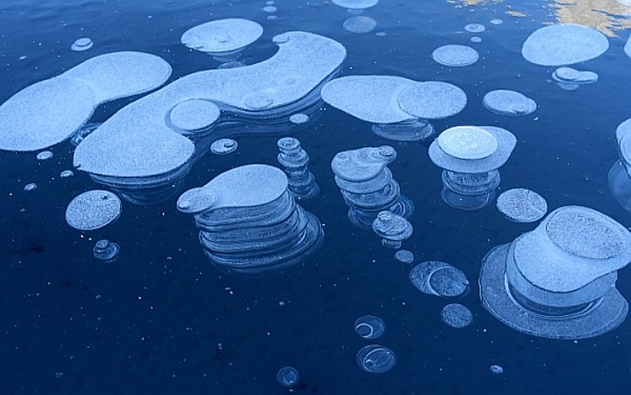 Statt Pulverschnee luden zu Neujahr bizarre, kunstvolle Gebilde wie in Eis eingeschlossene Luftblasen und ... (Foto: M. Leibundgut, 01.01.2017)