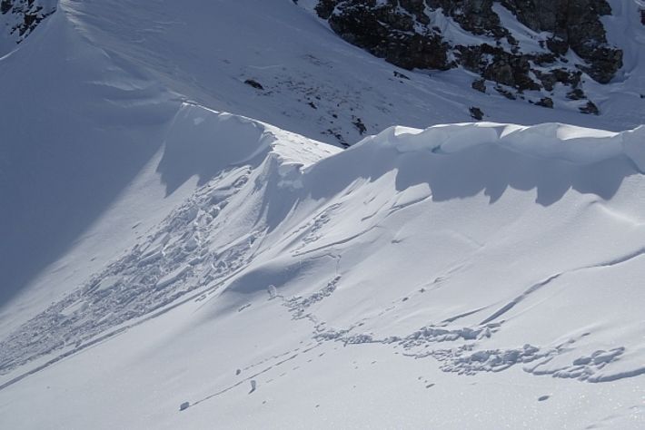 Die Verfrachtung des lockeren Neuschnees, bildete in der Furggel beim Vorder Blistock (2405 m, Glarus Süd, GL) Wächten auf der Leeseite, welche zwar klein aber störanfällig waren (Foto: A. Schmidt, 20.02.2017).