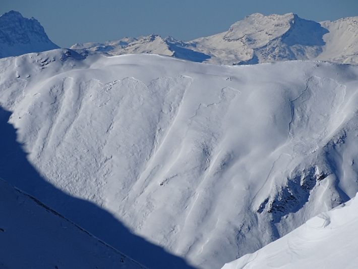 Blick auf den Chüeberg oberhalb der Inneralp (Davos, GR) der sich rund um den 15.01. spontan entladen hat (Anrisse auf ca. 2450 m, Exposition Ost; Foto: SLF/A. Bodisch, 17.01.2017).