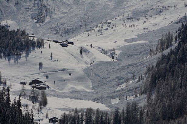 Abbildung 5: Nicht ganz so gross wie in Abbildung 4, aber sehr zahlreich waren die Lawinen in der Region Davos, GR. Diese Lawinen gingen in der Nacht auf Freitag, 10.03. an den Osthängen des Chüebergs (2503 m, Davos, GR) und an der Nordflanke des Mäschengrats (2786 m) spontan ab. Sie erreichten die Alpgebäude der Mittelalp und des Mäschenbodens knapp nicht (Foto: M. Bless, 10.03.2017).