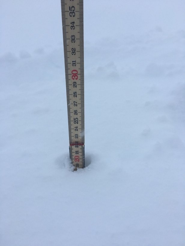 Abb. 8: Am Mittwochmorgen, 26.07. wurde auf dem Titlis auf etwa 3200 m 20 cm Neuschnee gemessen, am Vortag 15 cm. Aufgrund der Regenmessung wären dort in Summe rund 50 cm Neuschnee möglich gewesen. Auf 3200 m war die Annäherung „ein Millimeter Regen ist etwa ein Zentimeter Schnee“ nicht ganz erfüllt (Foto: M. Hepting).