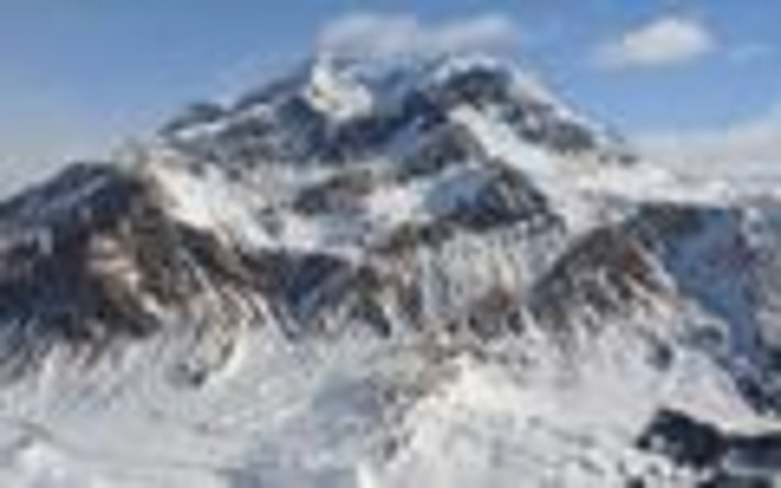 Die Hänge um den Lukmanierpass zeigten sich Anfang dieser Berichtsperiode noch immer teils aper, wie hier ein Blick auf die Westflanke des Scopi (3190 m, Medel/Lucmagn, GR) veranschaulichte. Gründe dafür waren einerseits der wenige Schnee, andererseits die am Pass oft starken Winde (Foto: SLF/M. Phillips, 17.02.2017).